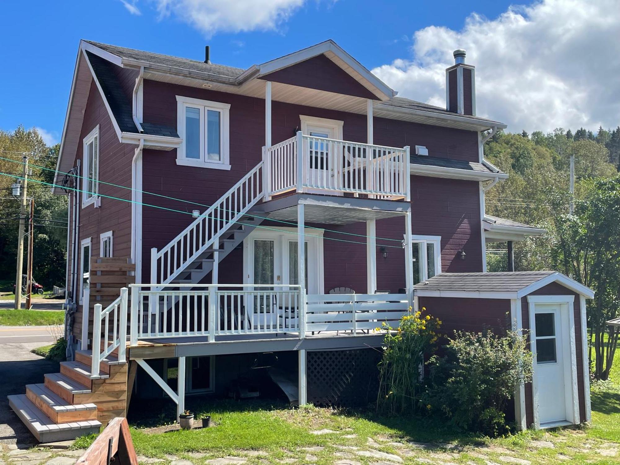 Belle Maison Avec Vue Sur La Riviere LʼAnse-Saint-Jean Exterior foto