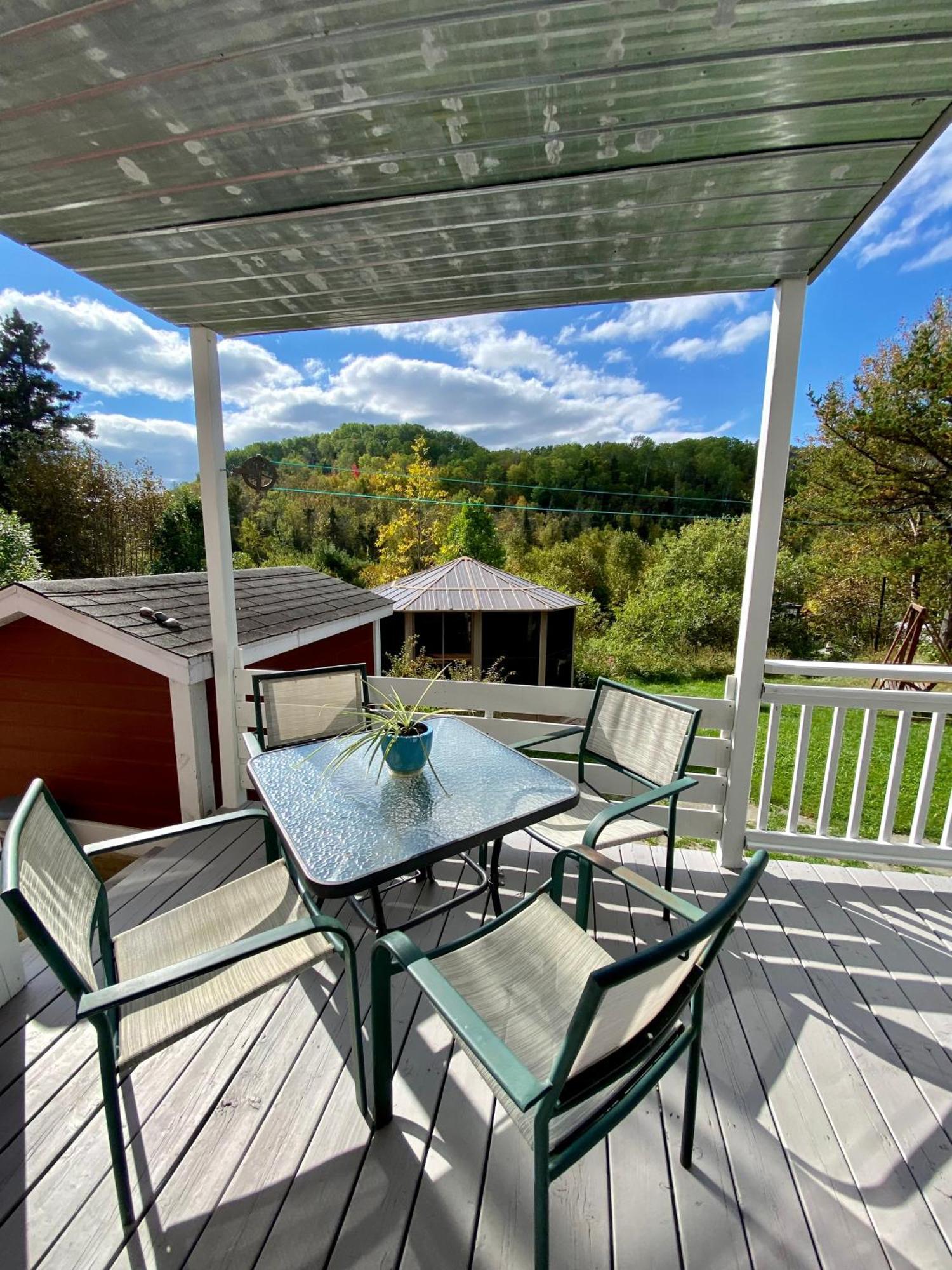 Belle Maison Avec Vue Sur La Riviere LʼAnse-Saint-Jean Exterior foto