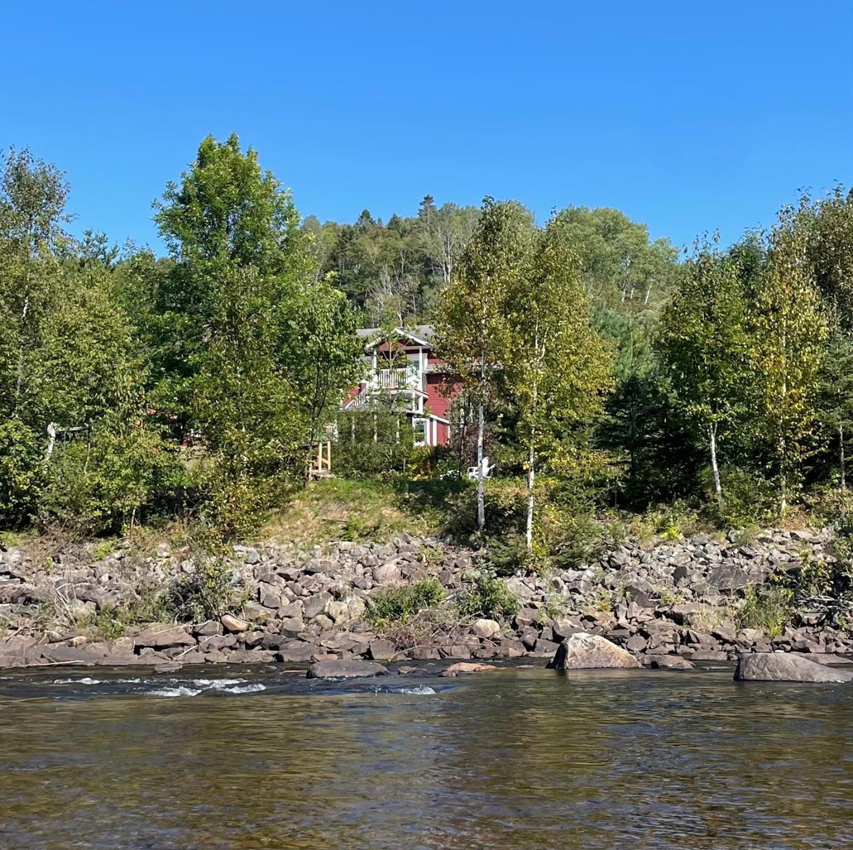 Belle Maison Avec Vue Sur La Riviere LʼAnse-Saint-Jean Exterior foto